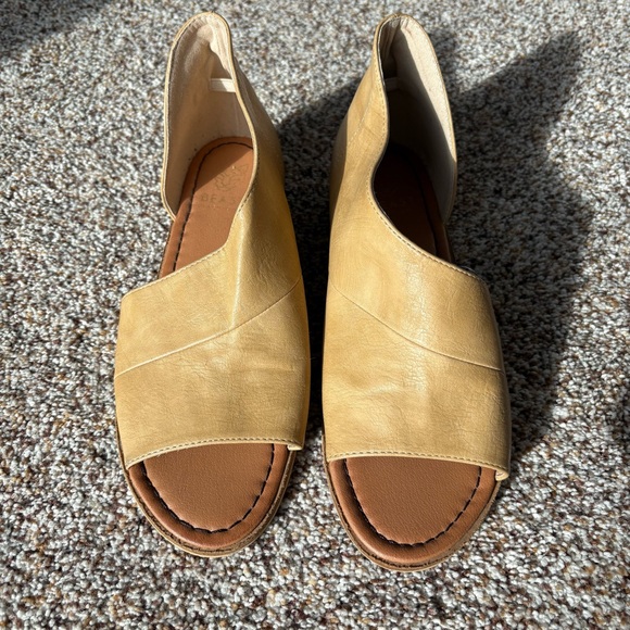 BEAST FASHION Shoes - BEAST FASHION Tan Open-Toe Sandals Women’s Sz 7